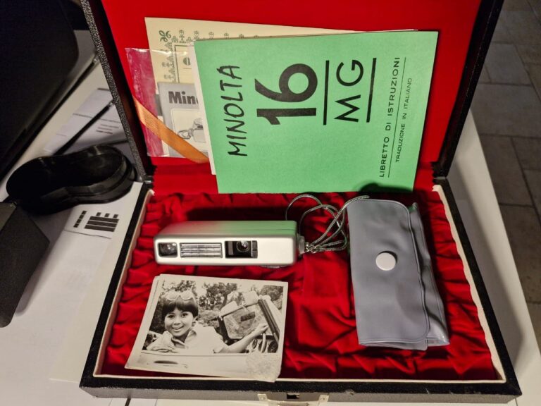 ex spy camera minolta 16 MG in original box with original book and with red velvet